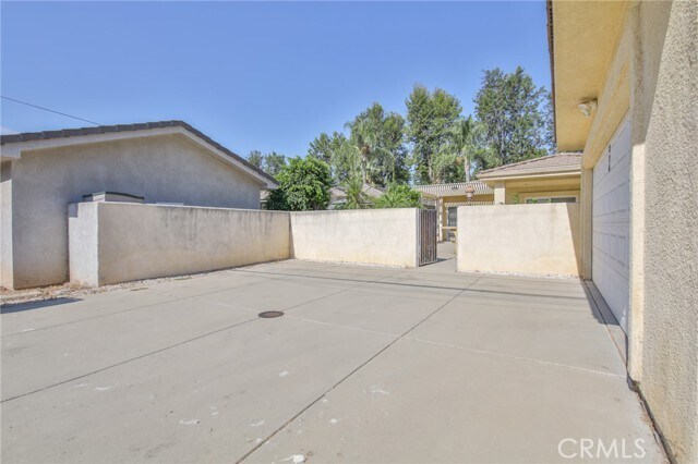 Building Photo - 876 N Euclid Ave