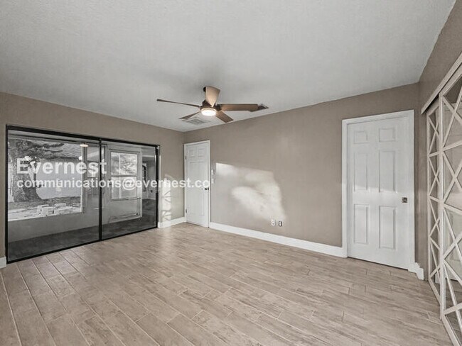 Building Photo - 3 Bed/2 Bath Home with Fenced Yard & Garage / Available Now!