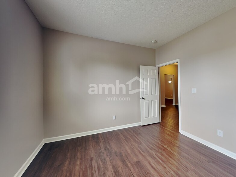 Building Photo - 5425 Wood Hollow Dr