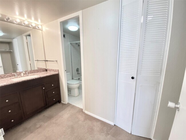 Building Photo - 2016 Main St