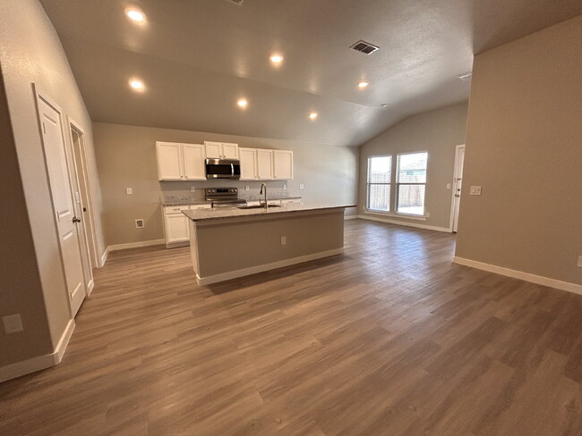 Building Photo - 3 Bedroom 2 Bathroom