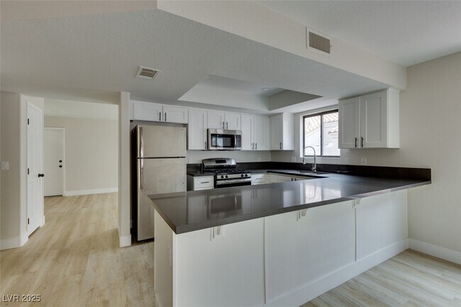 Building Photo - 2337 Chatfield Dr