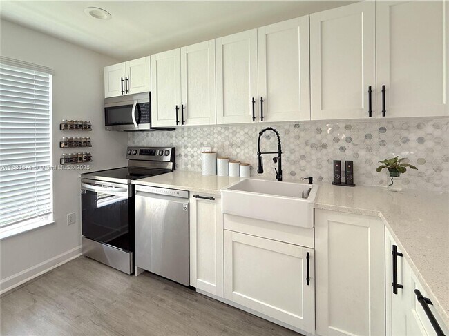Building Photo - 4160 Inverrary Dr