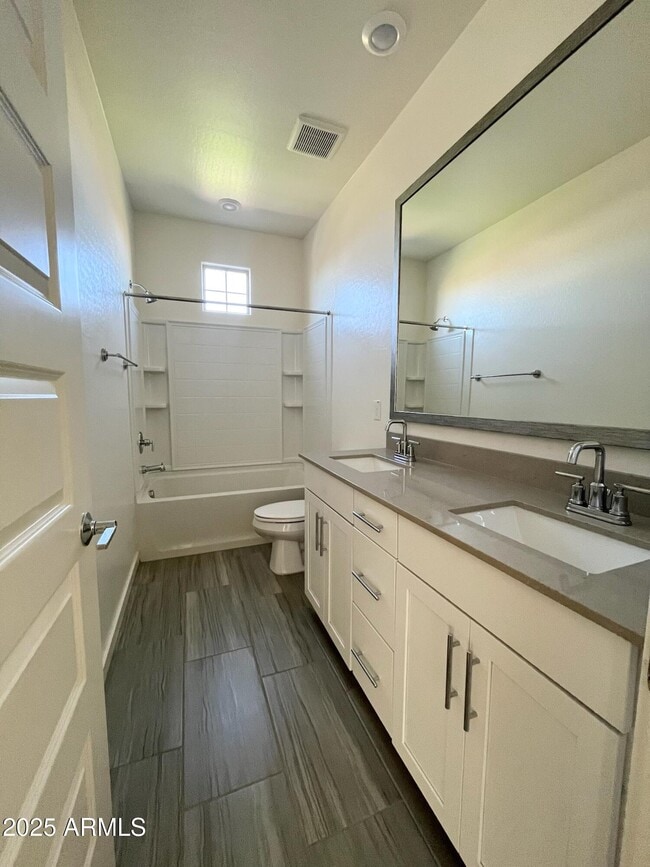 Building Photo - 710 N Bay Dr