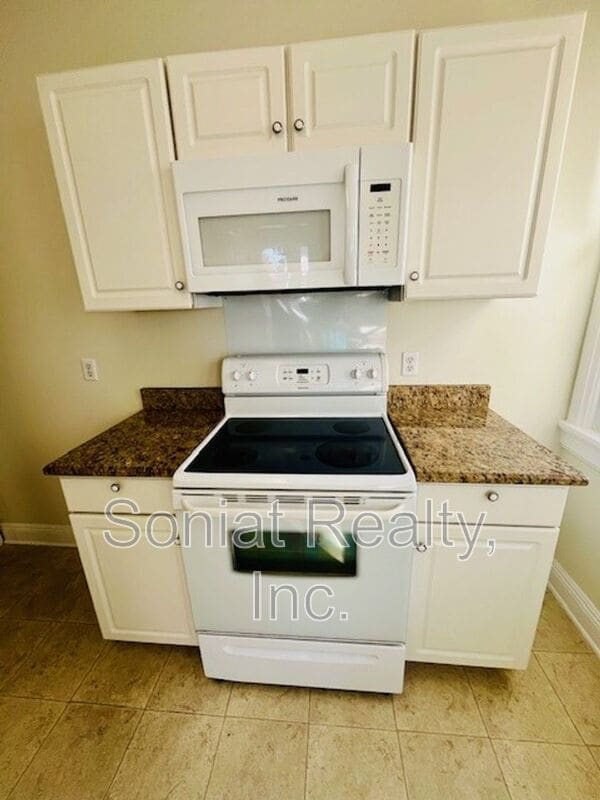 Building Photo - 3215 Nashville Ave