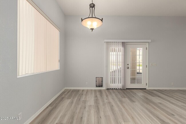 Building Photo - 1526 E Charleston Ave