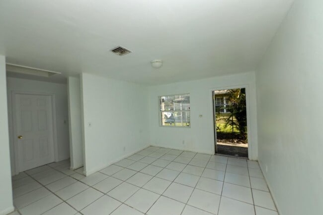 Building Photo - 1132 NW 5th Ct