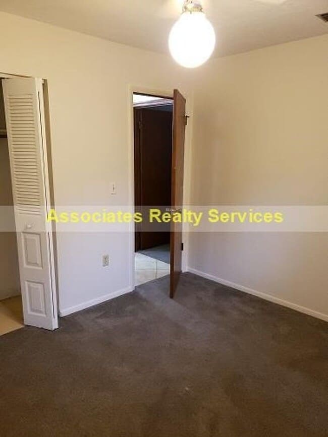 Building Photo - Sublease This Newly Renovated 2 bedroom wi...