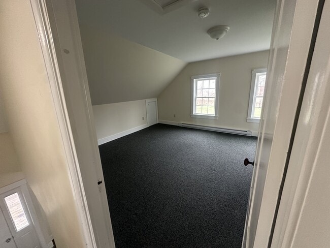 Building Photo - 799 River Rd