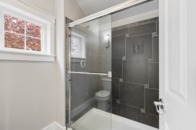 Building Photo - Stylish 3 bedroom townhome in Madison Valley!