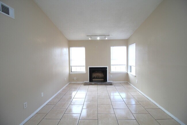 Building Photo - Updated Duplex with Patio & Fireplace – $2...