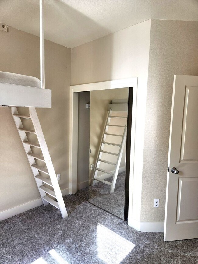 Building Photo - Bright & Sunny City Center townhouse style condo Great location, Nice 2 bedroom 2.5 bathroom