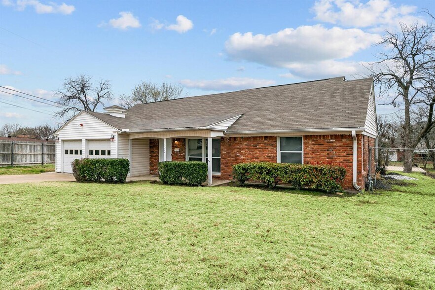 Building Photo - Charming 5BR Fort Worth home with big backyard & patio