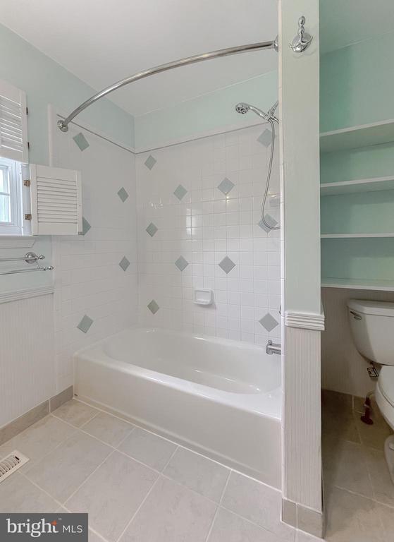 Building Photo - 21133 Woodmere Dr