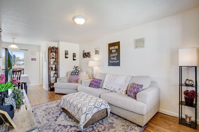 Building Photo - 3 bedroom, 1.5 Bath Townhome, Available Early June!