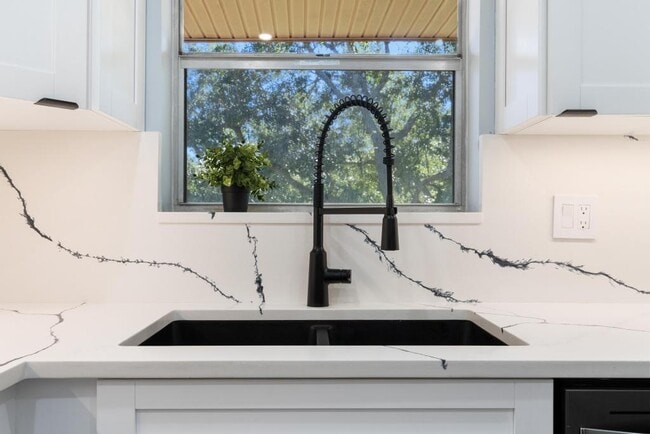 Building Photo - 124 Lake Constance Dr