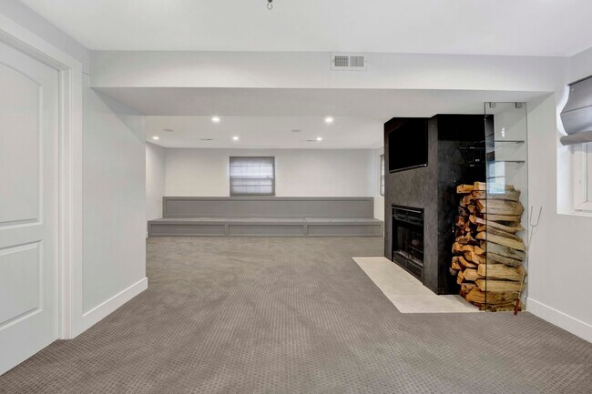 Building Photo - 2627 N Ridge Ave
