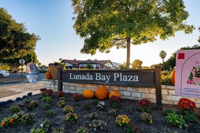 Building Photo - Natural Sunlight in every room, Palos Verdes Estates