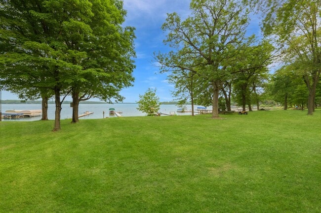 Building Photo - Rare green lake lake home for long term re...