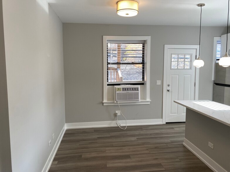 Building Photo - 3929 N Janssen Ave