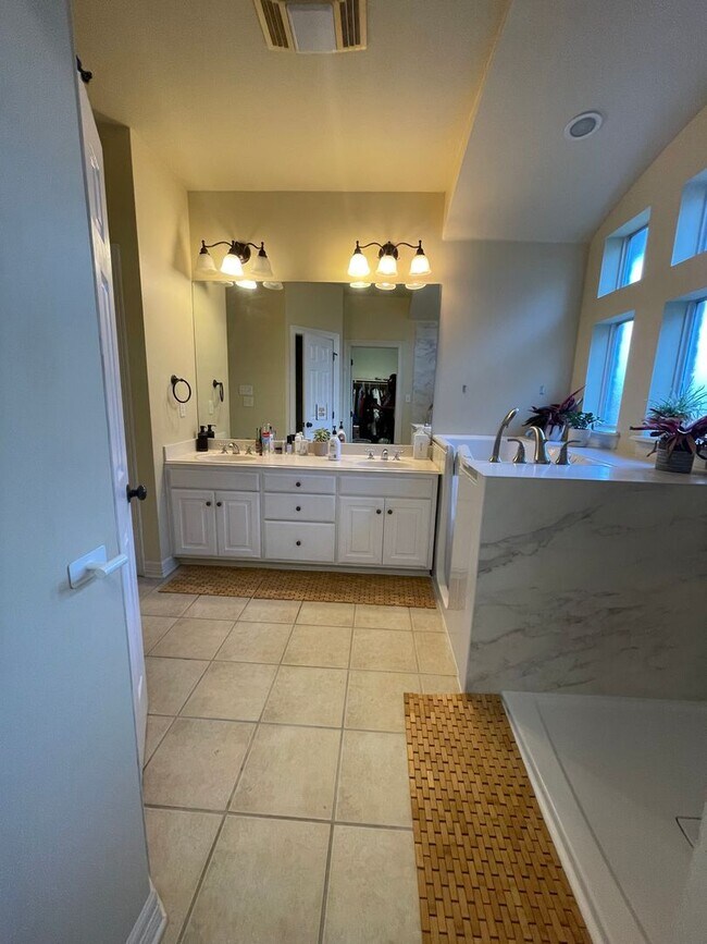 Building Photo - Gorgeous 5 Bedroom Home in The Haven!