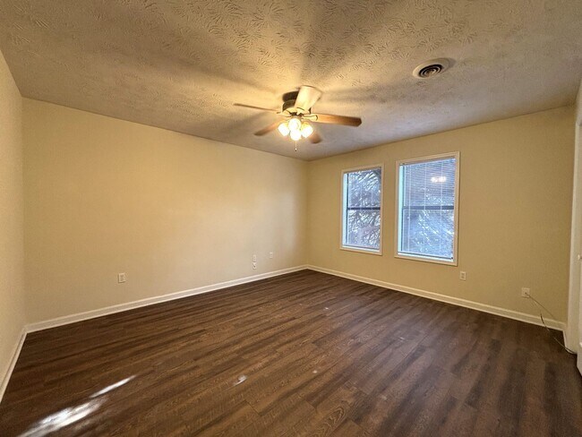 Building Photo - EAST PACES DR - 250/252