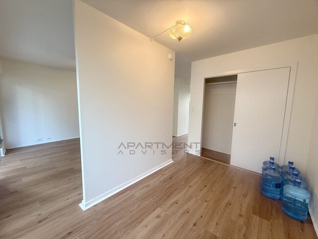 Building Photo - PLEASE VIEW FULL AD FOR DETAILS* $995 1ST MONTH! FANTASTIC! 1 BD / 1 BA / 1 PK | UH MANOA | UNIVE...