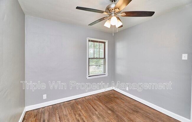 Building Photo - 9823 Meadowview Dr