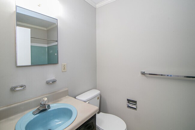 Building Photo - 810-D Golfview Place