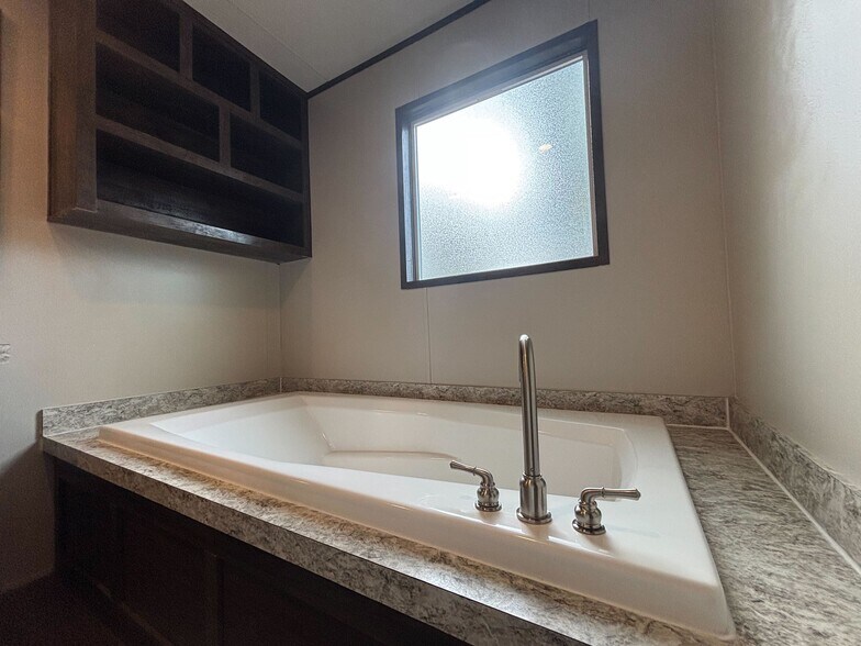 Building Photo - 106 E Semands St