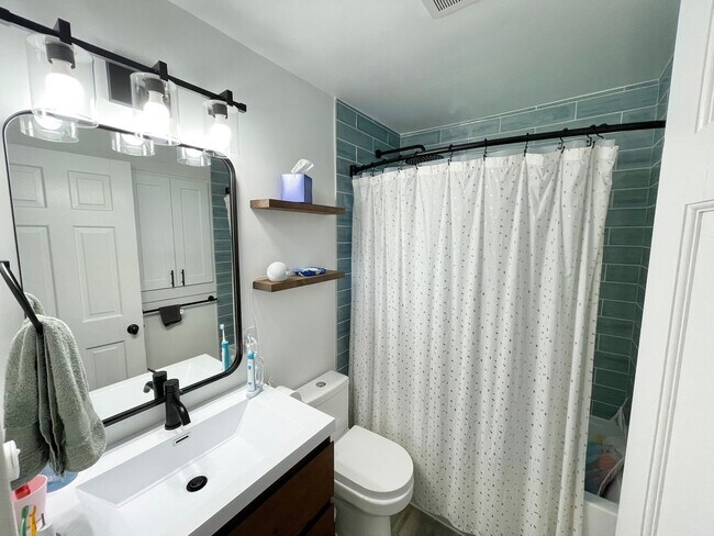 Building Photo - Elegant Three Bedroom Ravenna Home