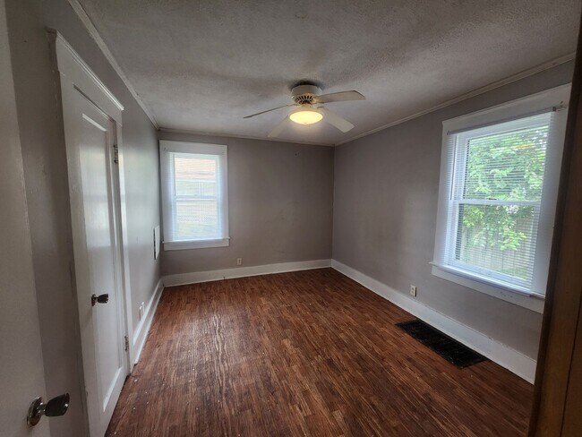 Building Photo - 2 Bedroom Home