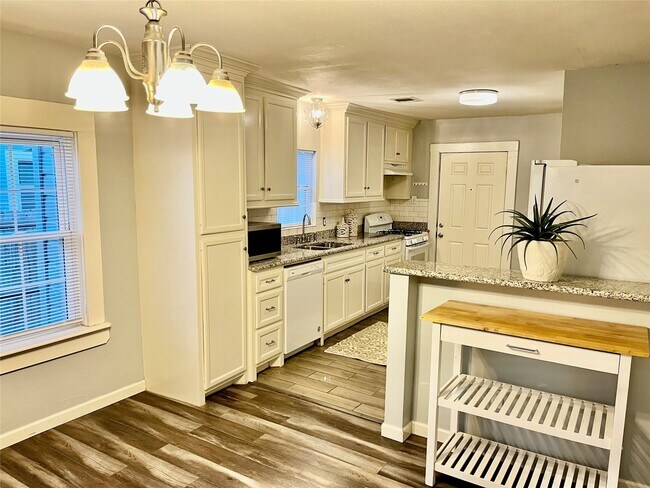 Building Photo - 106 N Eastwood St