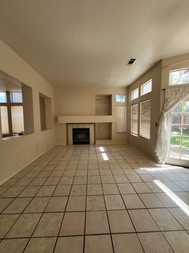 Building Photo - 4Bdm 2.5Ba Home in Convenient Location!
