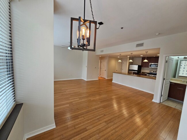 Building Photo - Downtown condo with roof top pool & concie...