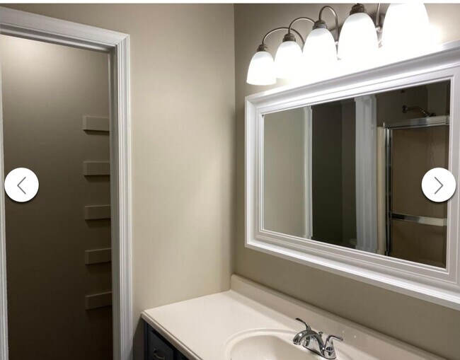 Building Photo - Super Cute END UNIT townhome located close...