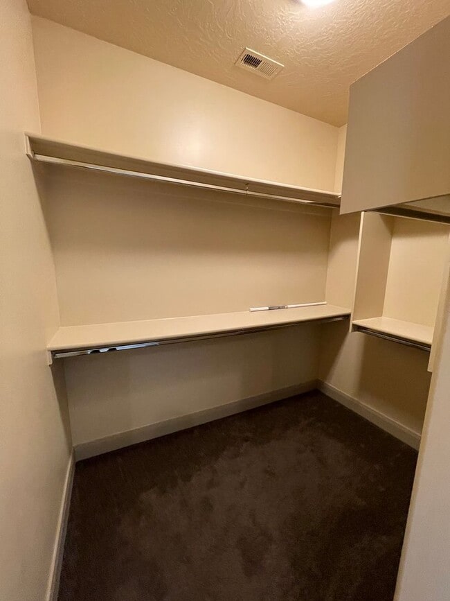 Building Photo - Pet-Friendly Three Bedroom Home in Riversi...