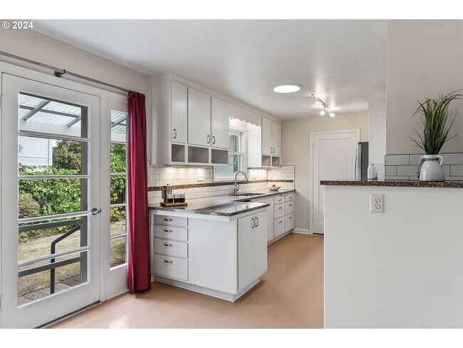 Building Photo - 2 Bedroom Duplex Near UO Campus