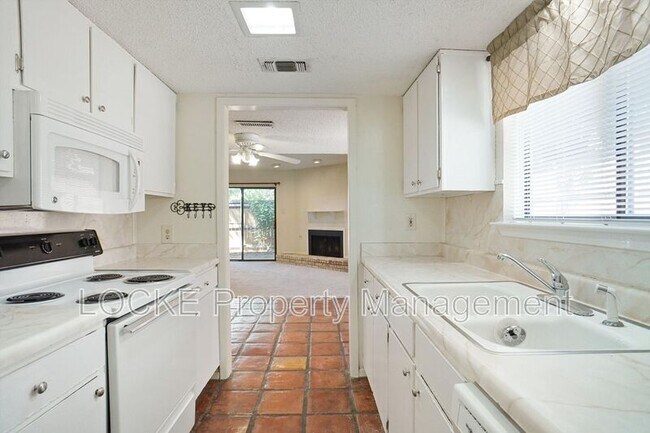 Building Photo - 4920 Byers Ave