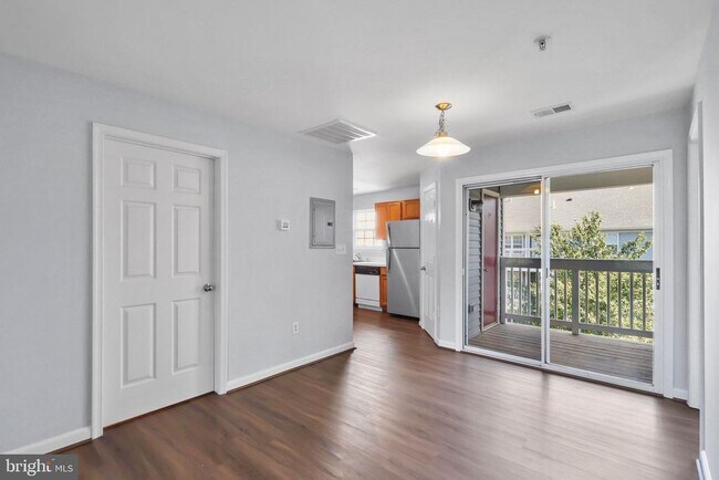 Building Photo - 513 Constellation Square SE