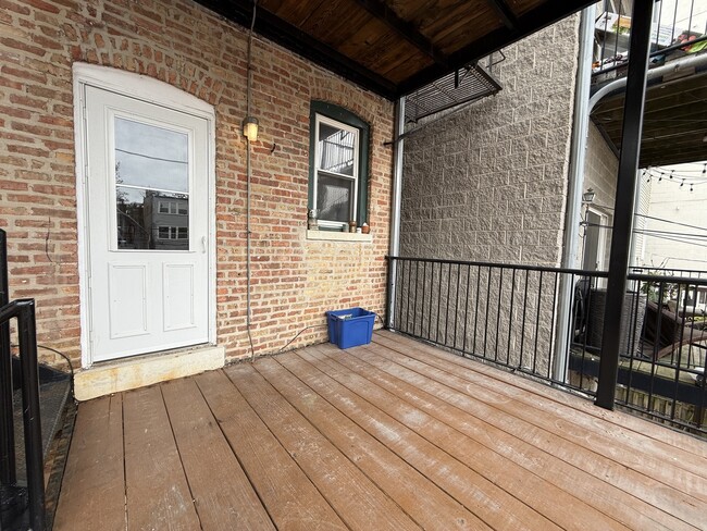 Building Photo - 2042 W Chicago Ave