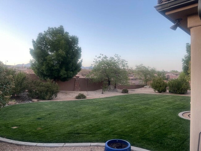 Building Photo - Beautiful Single Level Property with a Big...