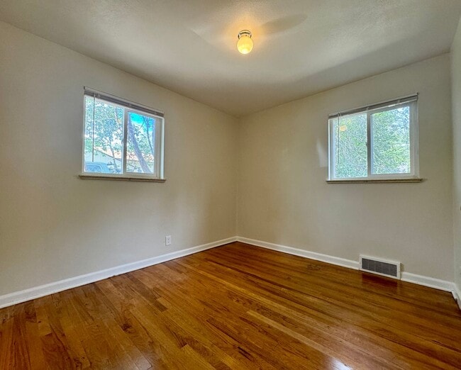 Building Photo - Beautiful 2 bedroom, 1.5 bathrooms plus an office!! Available NOW!