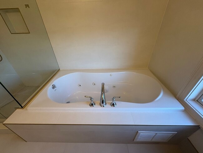 Building Photo - 21 Seir Hill Rd