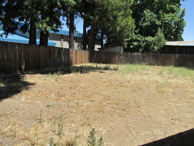 Building Photo - THREE BEDROOM TWO BATH HOME FOR RENT