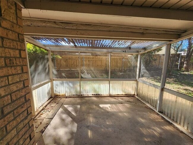 Building Photo - 3BR Duplex w/ Fireplace + Screened Patio in Arlington, TX