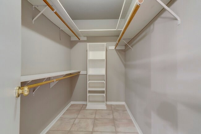 Building Photo - 353 N Post Oak Ln