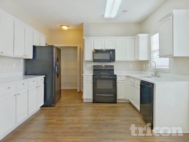 Building Photo - 1812 Southwind Dr