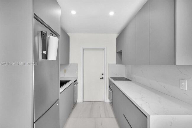 Building Photo - 621 SW 33rd Ave