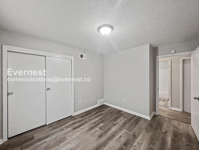 Building Photo - Limited Time Special Offer / 3 Bed, 1.5 Bath Home with Fenced Yard & Carport / Pet-Friendly / Com...